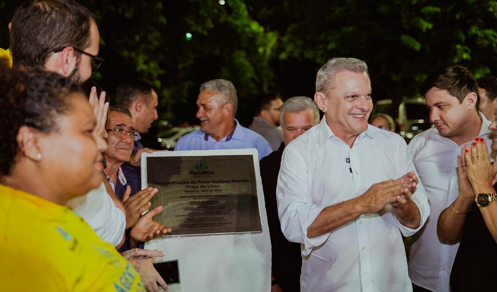 Sarto ao lado da placa de inauguração da Praça